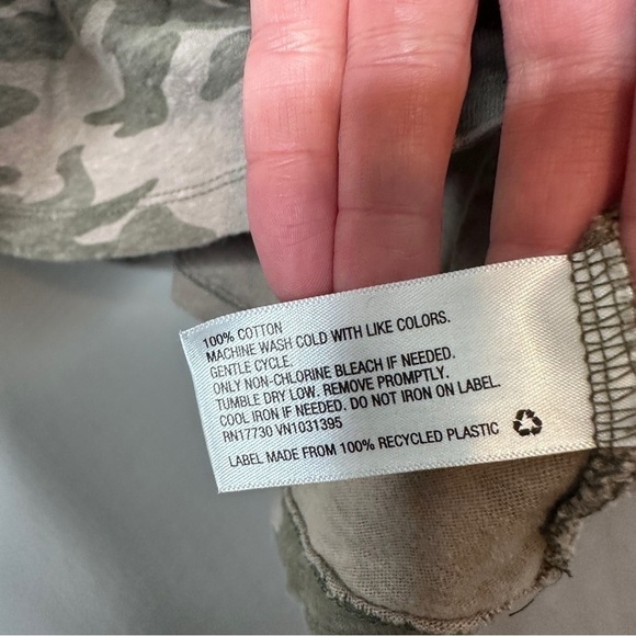 Target Universal threads camo v neck Tshirt - Picture 4 of 5